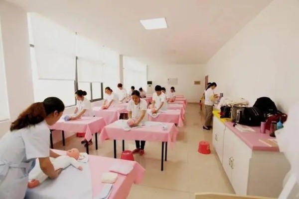 想转行做育婴师，培训机构这样选最稳(图2)