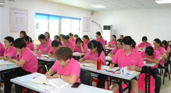 想转行做育婴师，培训机构这样选最稳(图1)