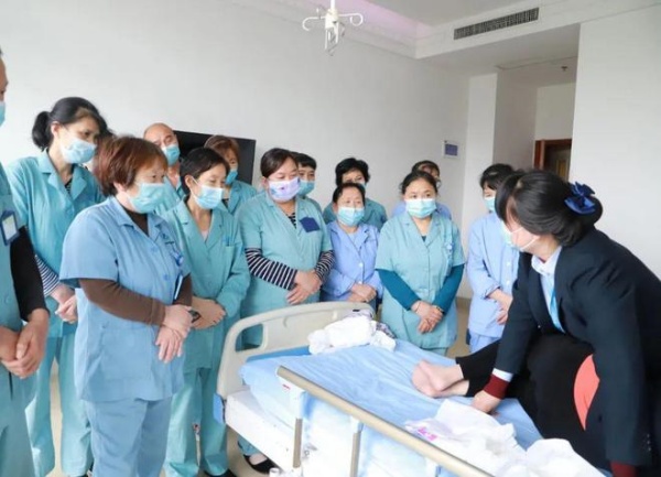 养老护理员与老人沟通技巧​—用耐心与温度搭建情感桥梁(图1)